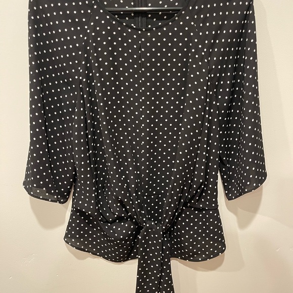 Vince Camuto Tops - Vince Camuto Black and White Tie Front‎ Blouse, size XS